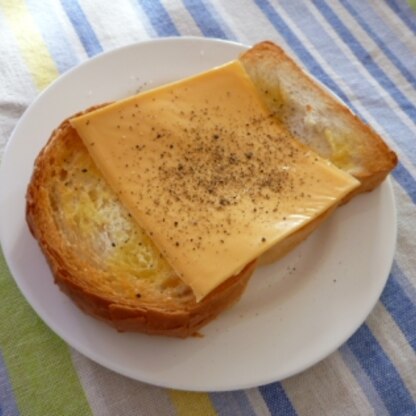 こんにちわ♪チェダーチーズで作りました。
焼き時間が足りなかったかも。次リベンジします！
ブラックペッパーが、ピリッとして美味しかったです(^_^)ごちそう様♥